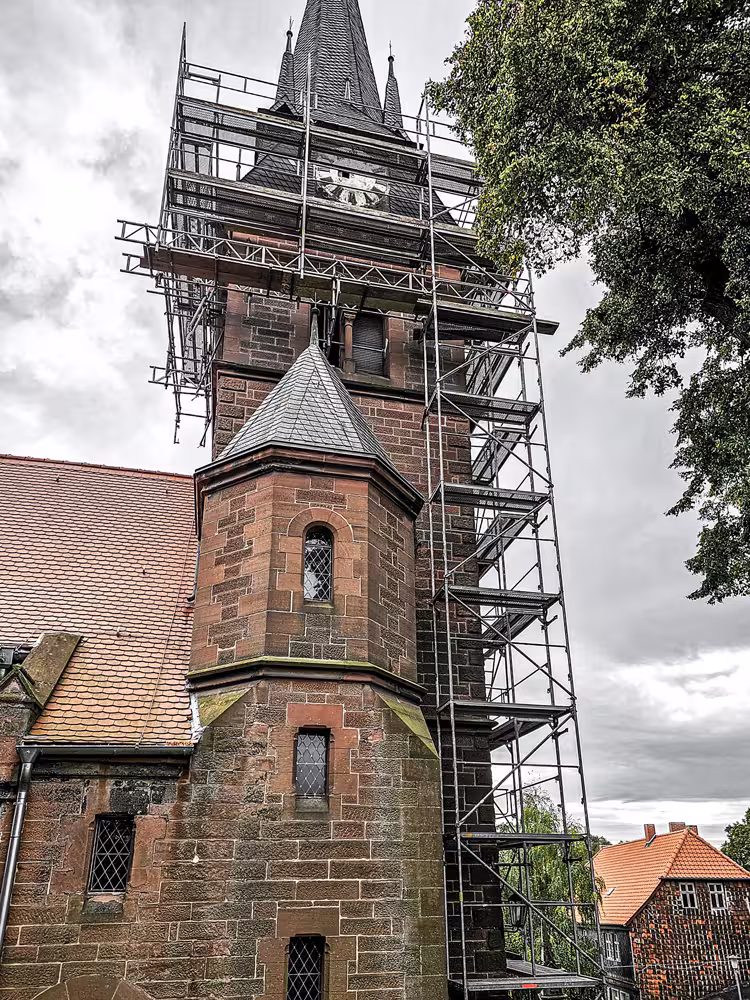Eingerüsteter Kirchturm